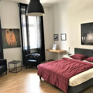  Apartment & Near Reumannplatz